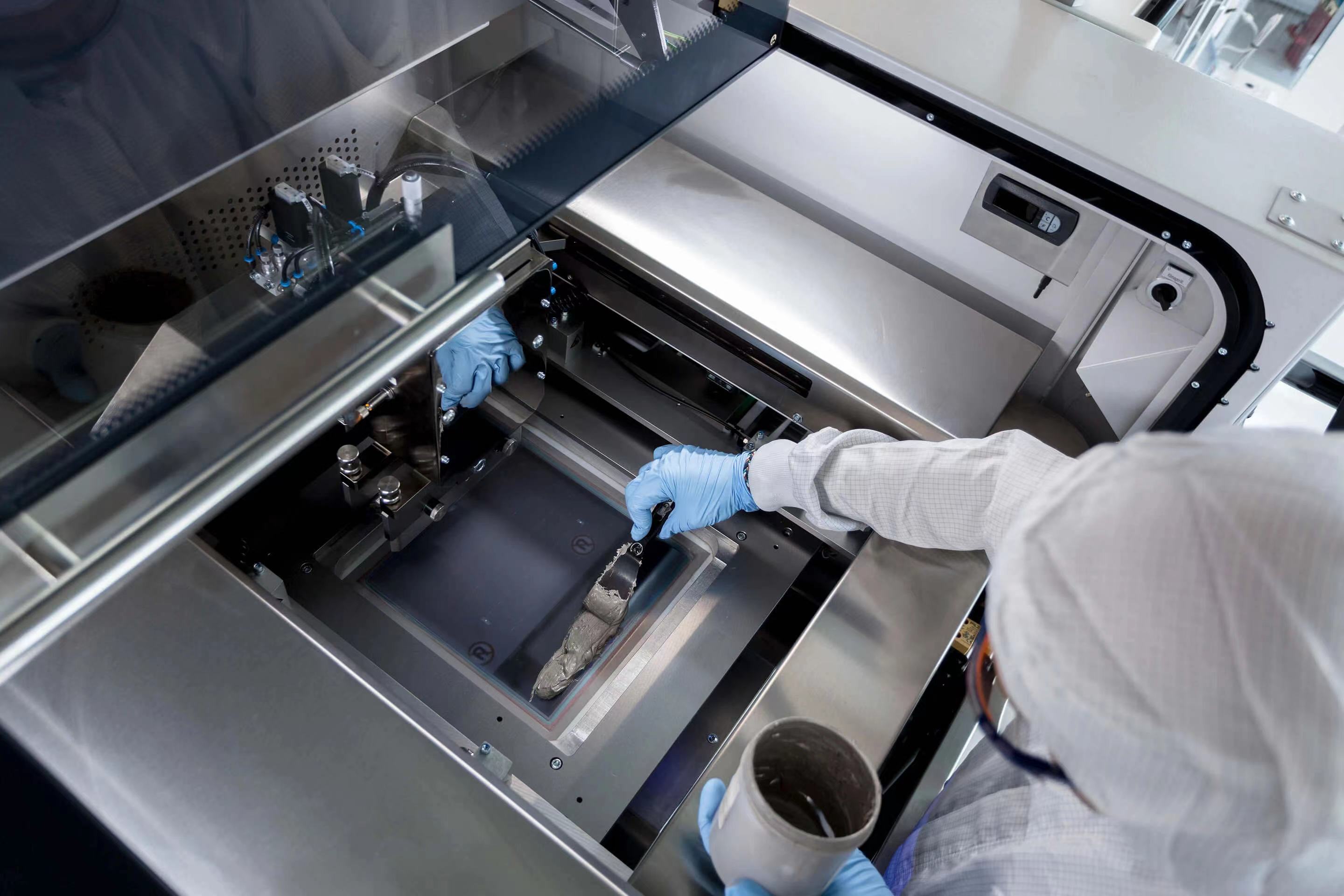 An important process of solar cells - screen printing
